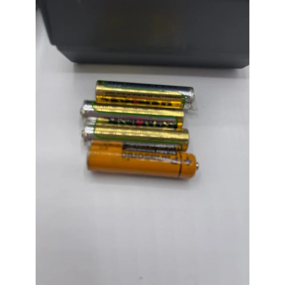 Rayovac Universal Battery Charger PSS Rechargeable AA AAA C D‎ 9V incl 4 AAA